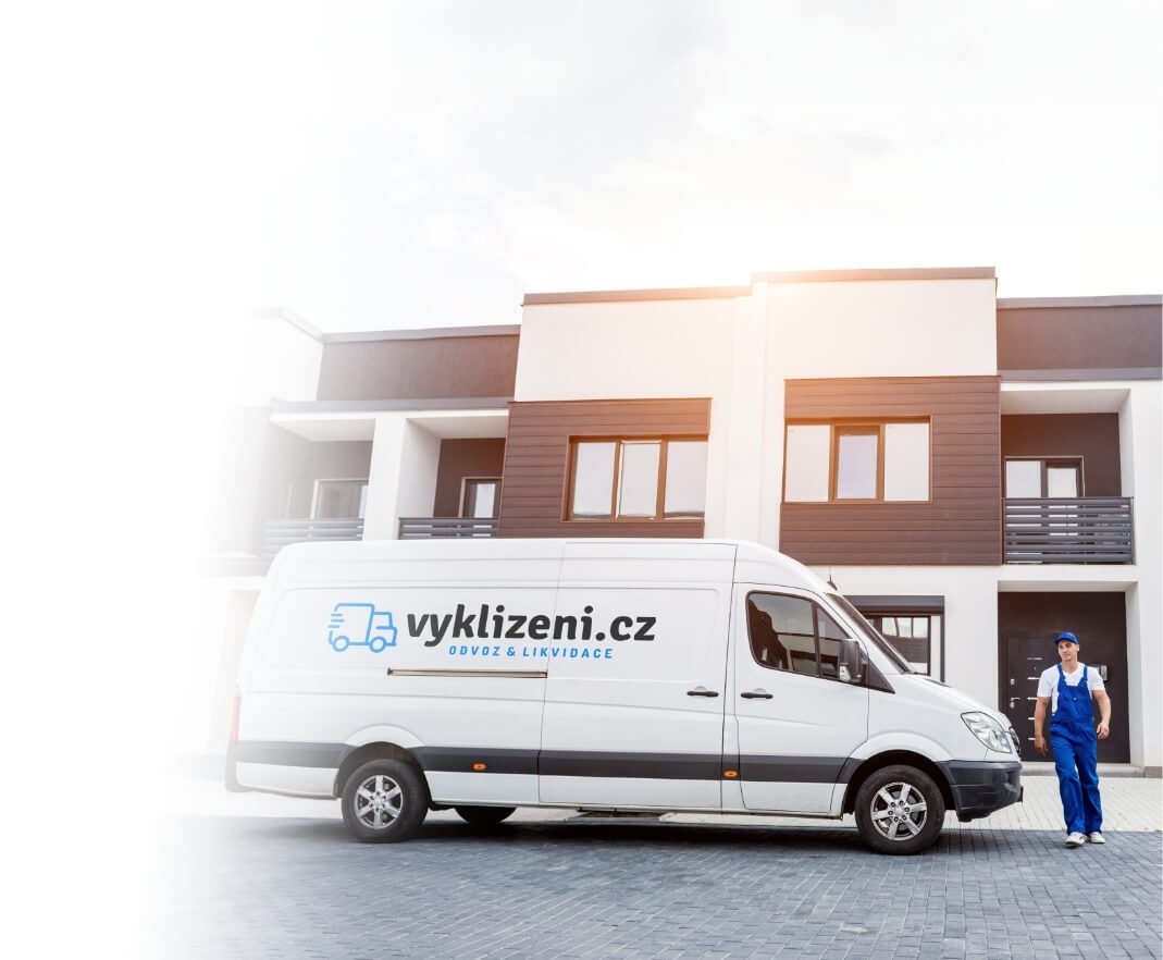 Dodávka vyklízecí firmy před moderním domem